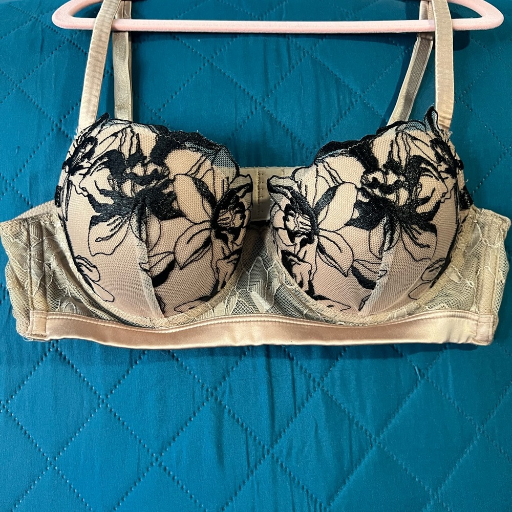 Intimissimi Beige and Black Floral Lace Bra